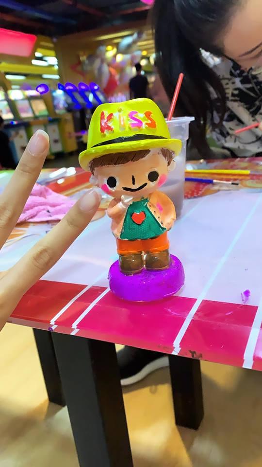 Bị ném đá sấp mặt vì chê Trần Tiểu Vy nói tiếng Anh dở đến mức xấu hổ, Á khôi Phương Linh thờ ơ đi tô tượng-3