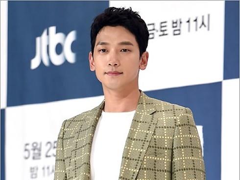 Con trai là tài tử Bi Rain siêu giàu, vậy mà cha mẹ lại bị tố vay 500 triệu không chịu trả từ 30 năm trước