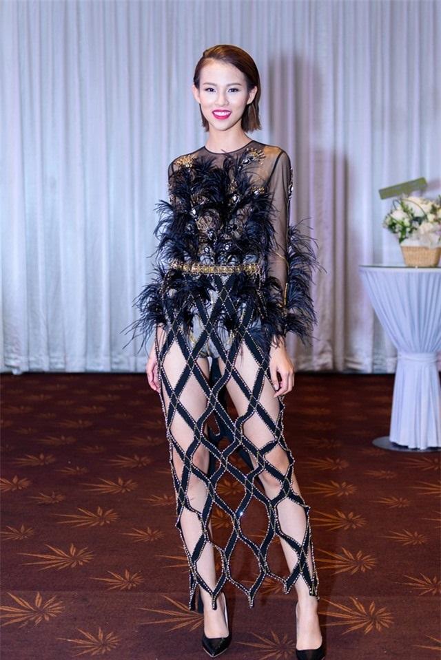 Thay vì một cô Phí ngời ngời khí chất, Phí Phương Anh lộ nội y và trang điểm lem nhem chán mớ đời-11