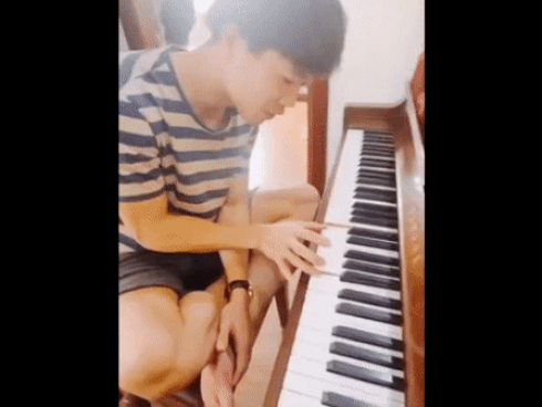 Khoe tài lẻ chơi đàn nhưng Công Phượng khiến fan chỉ biết lắc đầu vì tưởng 'gà đang mổ phím'