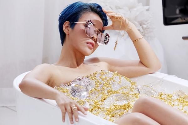 Không chỉ Chi Pu, những ca sĩ này cũng từng khiến fan mắt tròn mắt dẹt vì cảnh bán nude táo bạo-3