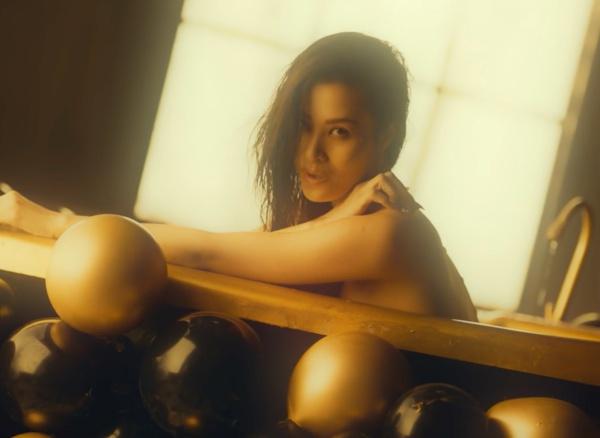 Không chỉ Chi Pu, những ca sĩ này cũng từng khiến fan mắt tròn mắt dẹt vì cảnh bán nude táo bạo-6