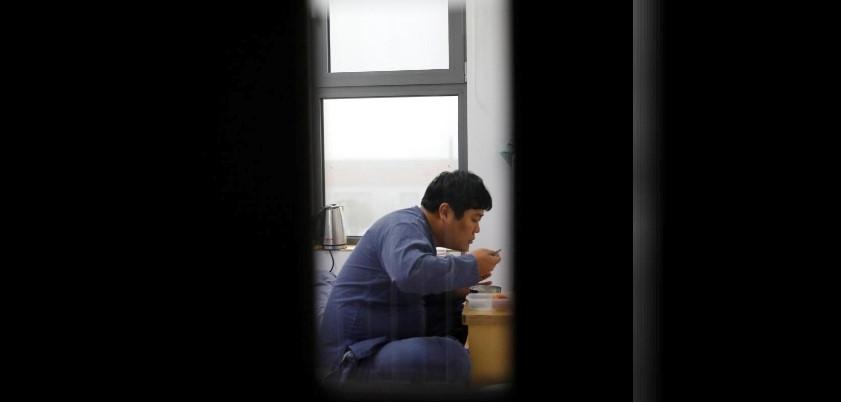 Quá áp lực với cuộc sống, giới trẻ Hàn Quốc trả tiền để được đi tù-1