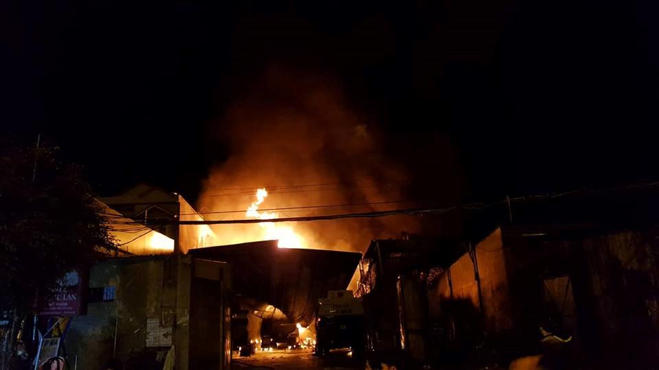 NÓNG: Đang cháy, nổ dữ dội bãi chứa nhiều xe bồn chở xăng dầu-2