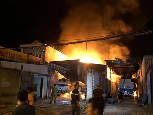 NÓNG: Đang cháy, nổ dữ dội bãi chứa nhiều xe bồn chở xăng dầu