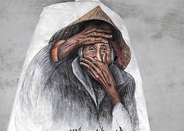 Quốc phục nụ cười Việt đẹp nhất thế giới của Minh Tú từng được Trương Thị May trình diễn và bị chê thê thảm vì họa mặt hết vía-3