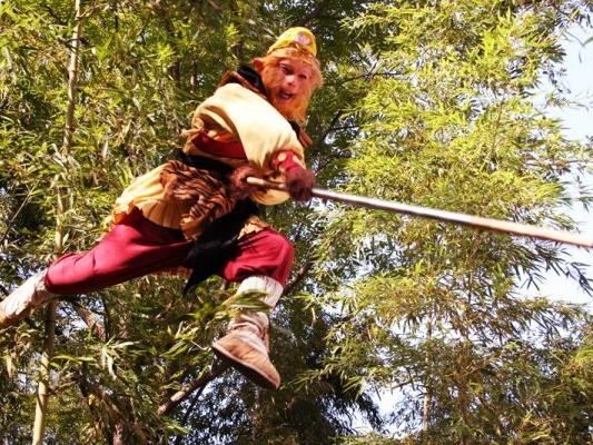 Màn tái hiện Tôn Ngộ Không múa gậy, làm phép khiến người xem nổi da gà-2