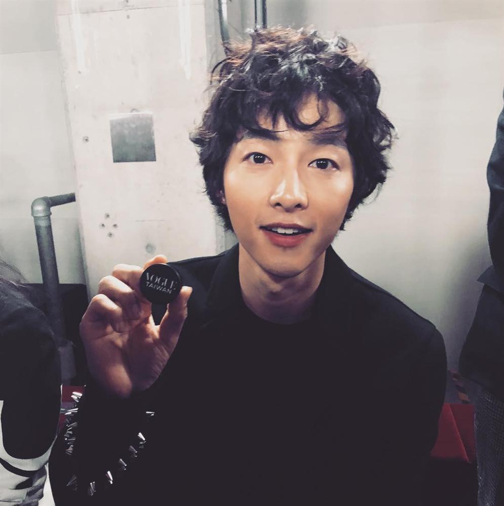 Song Joong Ki mặt gầy vêu, má tóp khi để kiểu tóc xù mì style bà thím giống Sơn Tùng M-TP, Tiên Tiên-4