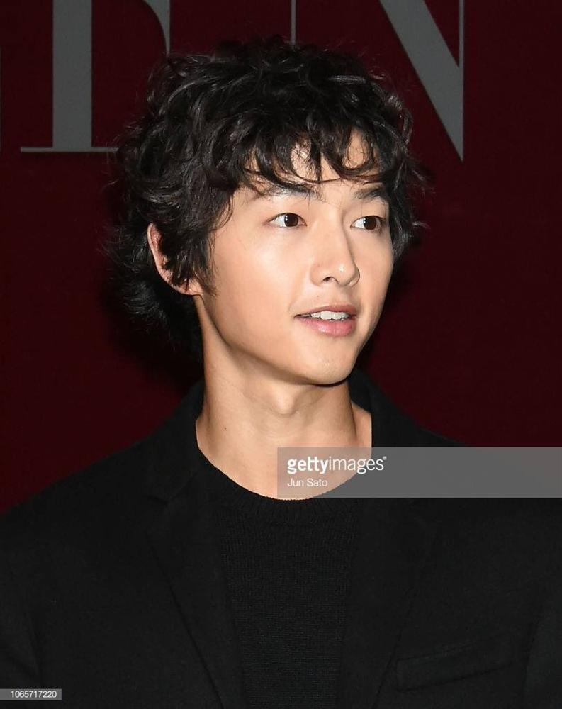 Song Joong Ki mặt gầy vêu, má tóp khi để kiểu tóc xù mì style bà thím giống Sơn Tùng M-TP, Tiên Tiên-6