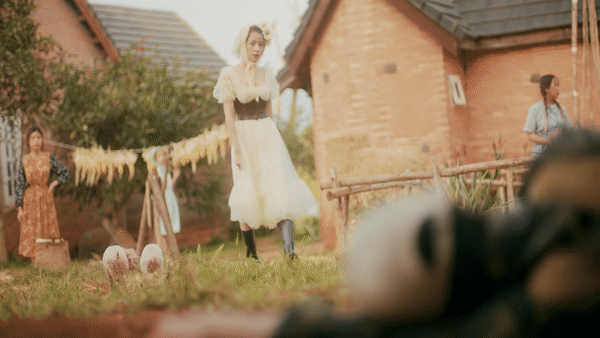 MV mới gắn mác 16+ của Chi Pu bị đánh giá không khác gì buổi triển lãm nội y phản cảm của nữ chính-1