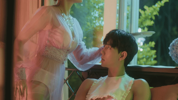 MV mới gắn mác 16+ của Chi Pu bị đánh giá không khác gì buổi triển lãm nội y phản cảm của nữ chính-2