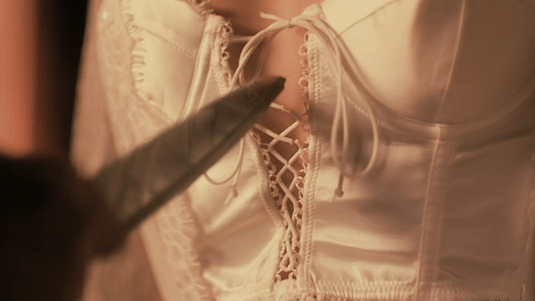 MV mới gắn mác 16+ của Chi Pu bị đánh giá không khác gì buổi triển lãm nội y phản cảm của nữ chính-10