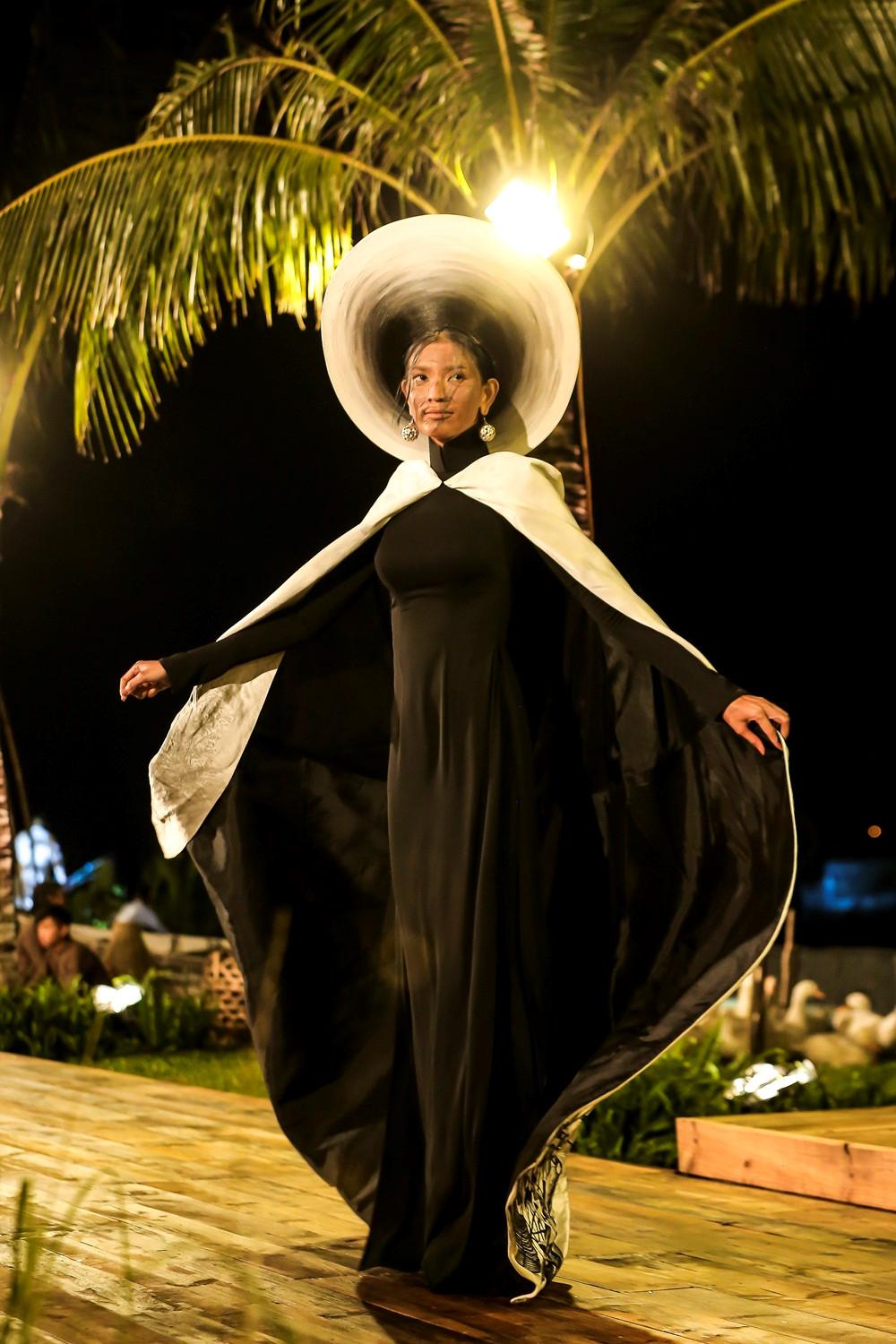 Quốc phục nụ cười Việt đẹp nhất thế giới của Minh Tú từng được Trương Thị May trình diễn và bị chê thê thảm vì họa mặt hết vía-5