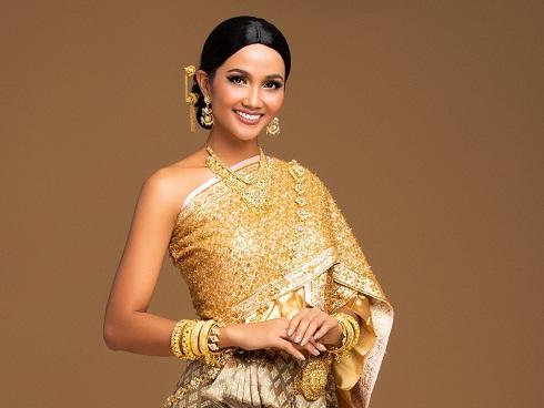 HHen Niê giương cao quốc kỳ, chào cha mẹ và đồng bào Ê Đê lên đường chinh chiến Miss Universe 2018-12