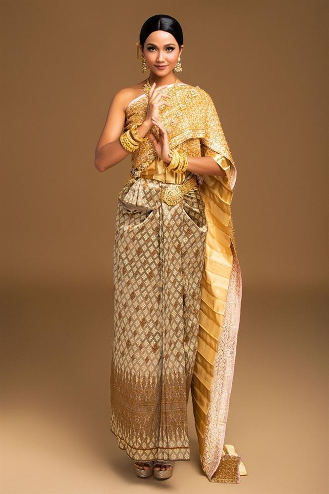 HHen Niê khoe nhan sắc hút hồn với quốc phục Thái Lan và gửi lời chào tới Miss Universe 2018-2