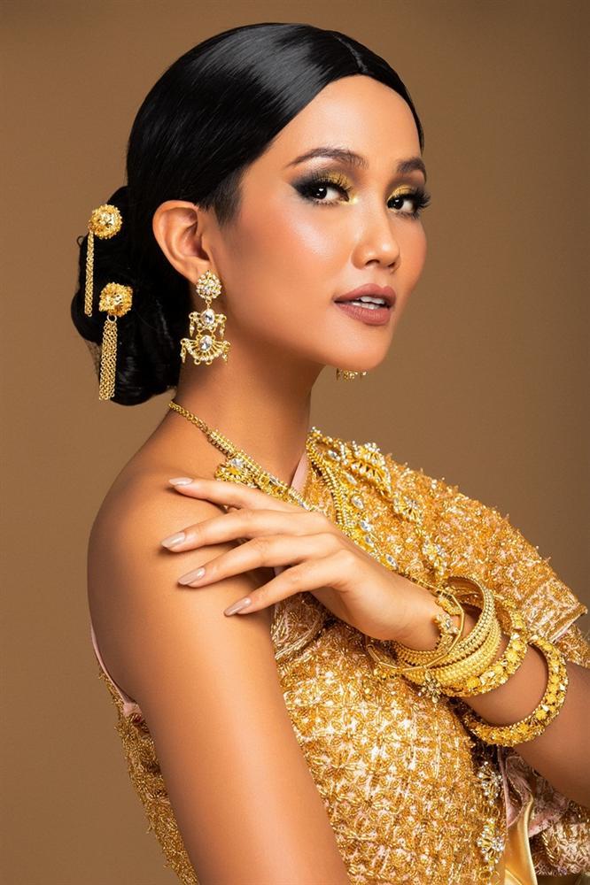 HHen Niê khoe nhan sắc hút hồn với quốc phục Thái Lan và gửi lời chào tới Miss Universe 2018-4