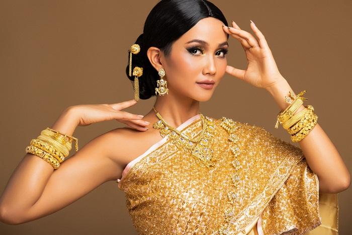 HHen Niê khoe nhan sắc hút hồn với quốc phục Thái Lan và gửi lời chào tới Miss Universe 2018-5