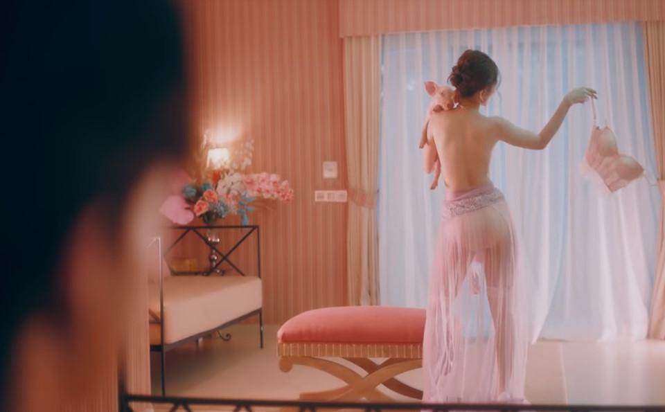 MV 16+ của Chi Pu gợi cảm hay khiêu dâm?-4