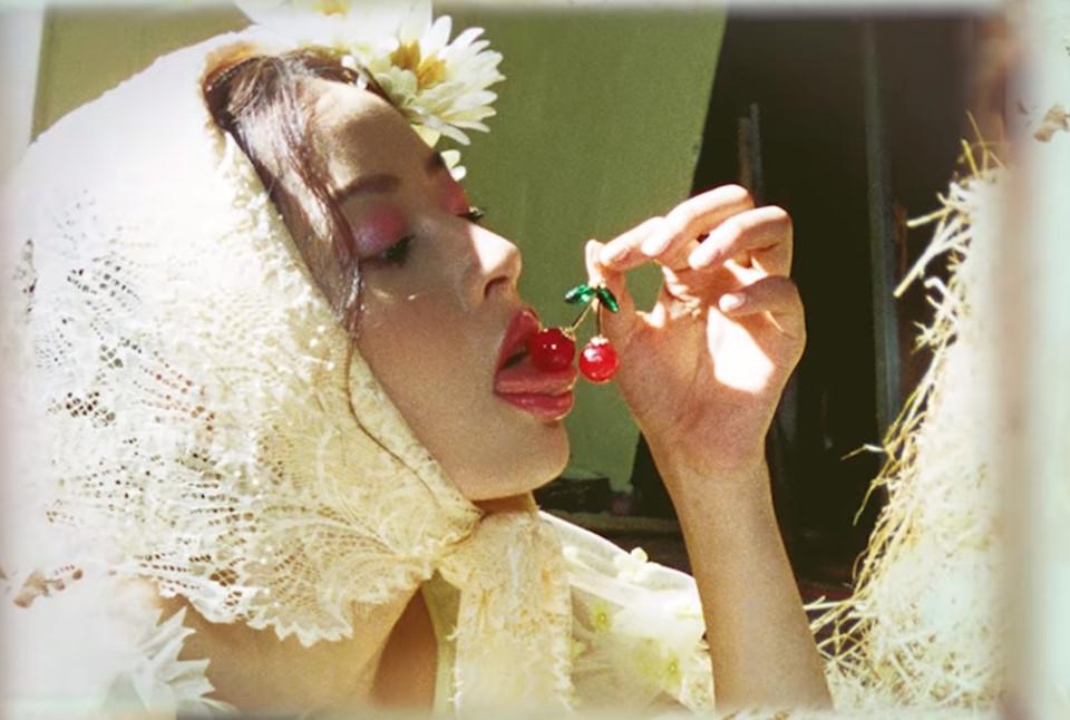 MV 16+ của Chi Pu gợi cảm hay khiêu dâm?-5