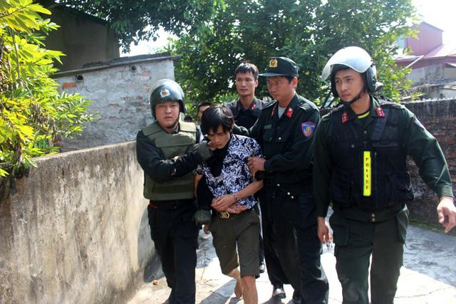 Bắt được đối tượng nghi ngáo đá khống chế bé gái 3 tuổi trong nhà tắm-7