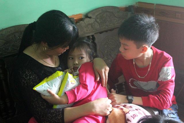 Bắt được đối tượng nghi ngáo đá khống chế bé gái 3 tuổi trong nhà tắm-13