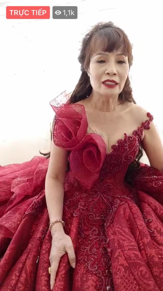 Khoe mặc váy cưới lần 2, cô dâu 61 tuổi bị soi khoảnh khắc già nua khác xa ảnh tự sướng dù đập cả đống tiền vào người làm đẹp-5