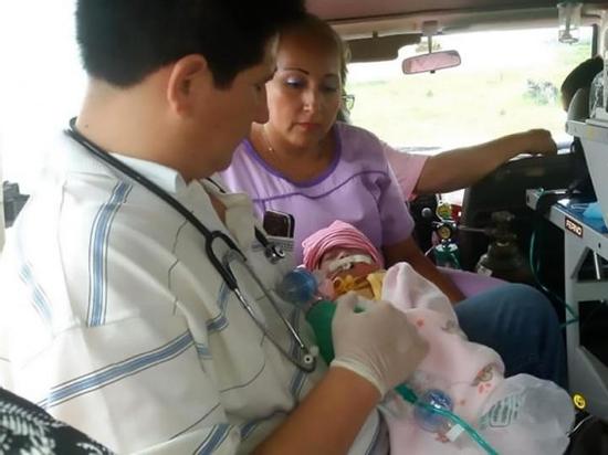 Khoảnh khắc trái tim ngoài lồng ngực của bé sơ sinh đập từng nhịp khiến người xem nín thở