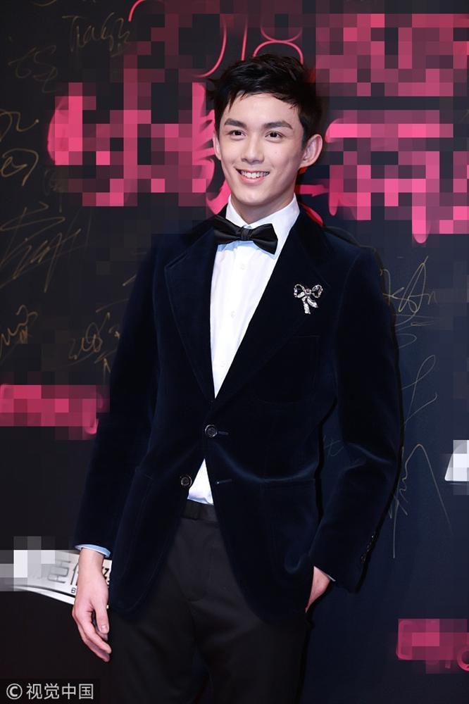 Thảm đỏ Cosmo: Hoàng hậu Tần Lam đẹp nổi bật, làm lu mờ loạt mỹ nhân từ Dương Mịch đến Đường Yên-17