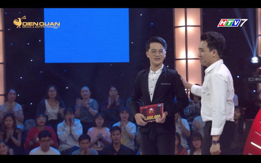 Thách thức danh hài tập 7: Trấn Thành rút tiền túi tặng thí sinh bị bỏ rơi, phải nghỉ học từ lớp 9-3