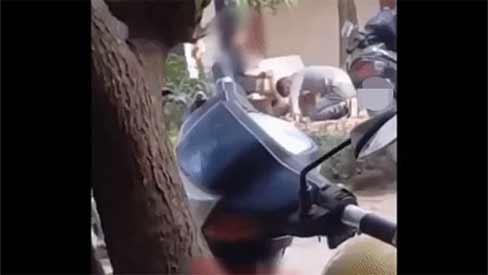 Chàng trai quỳ gối dập đầu lia lịa trước mặt cô gái ngay trên phố Hà Nội gây xôn xao cộng đồng mạng-1