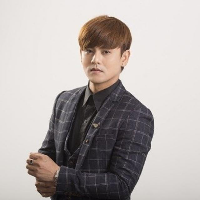 Bị hói, ca sĩ Ưng Đại Vệ quyết định cấy 2000 sợi tóc-1