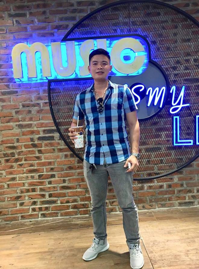 Dân mạng cảm động với 9X bốc kẹo đám cưới cho cụ già nghèo qua đường-2