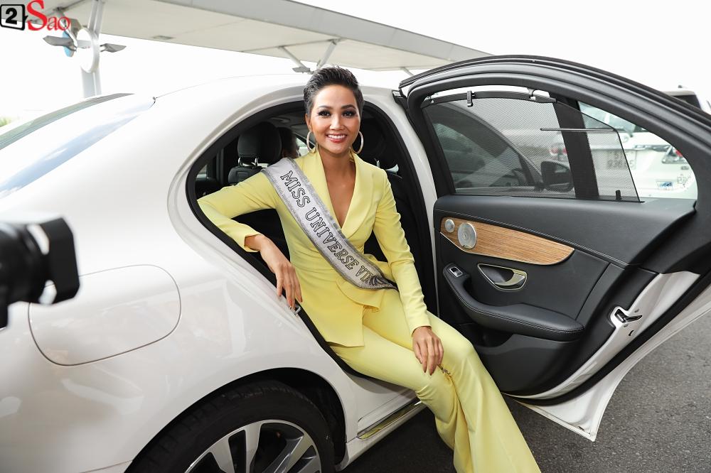 HHen Niê giương cao quốc kỳ, chào cha mẹ và đồng bào Ê Đê lên đường chinh chiến Miss Universe 2018-1