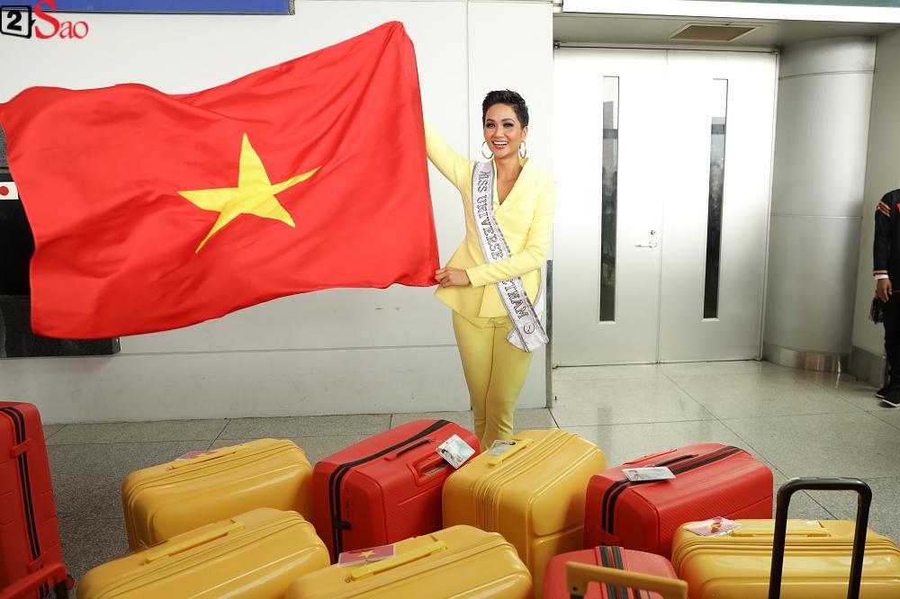 HHen Niê giương cao quốc kỳ, chào cha mẹ và đồng bào Ê Đê lên đường chinh chiến Miss Universe 2018-6