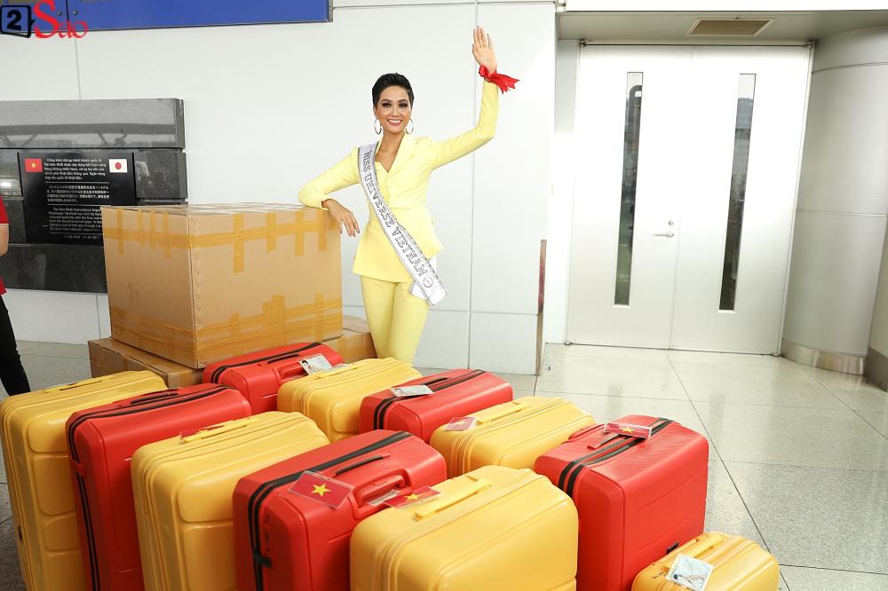 HHen Niê giương cao quốc kỳ, chào cha mẹ và đồng bào Ê Đê lên đường chinh chiến Miss Universe 2018-10