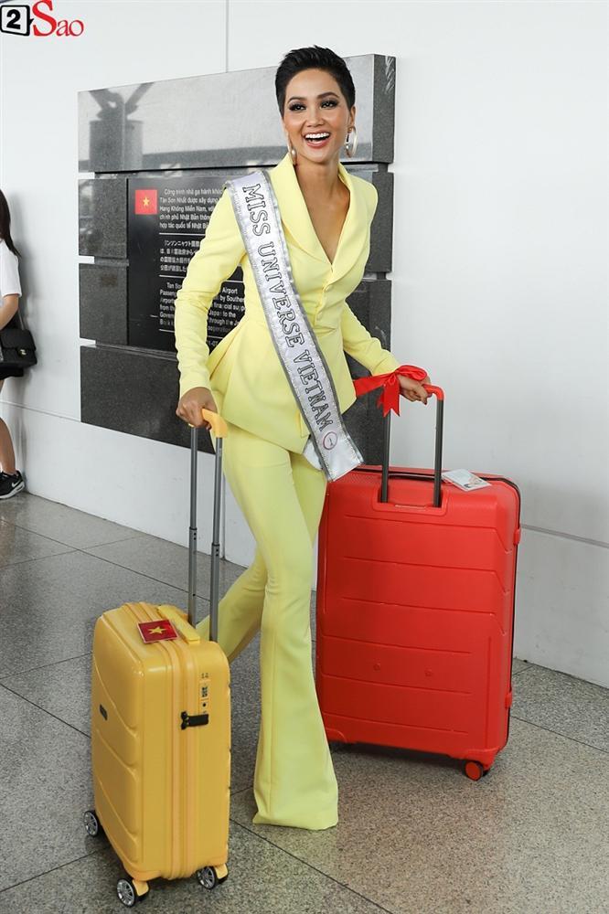 HHen Niê giương cao quốc kỳ, chào cha mẹ và đồng bào Ê Đê lên đường chinh chiến Miss Universe 2018-11
