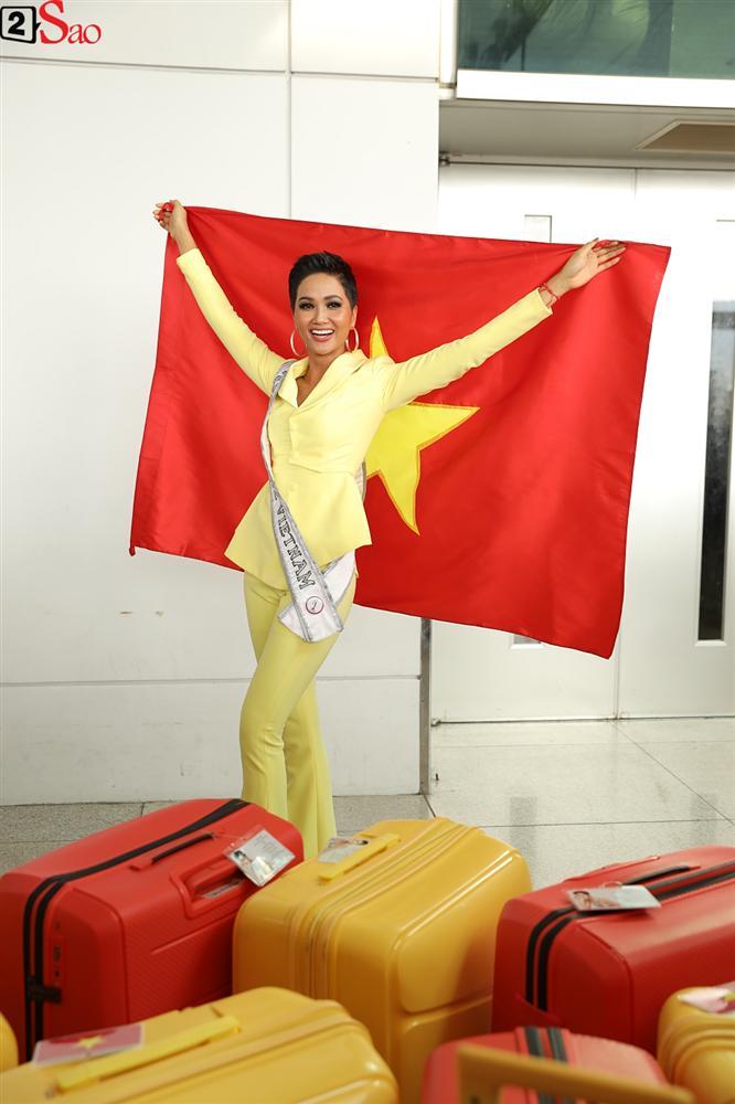 HHen Niê giương cao quốc kỳ, chào cha mẹ và đồng bào Ê Đê lên đường chinh chiến Miss Universe 2018-7