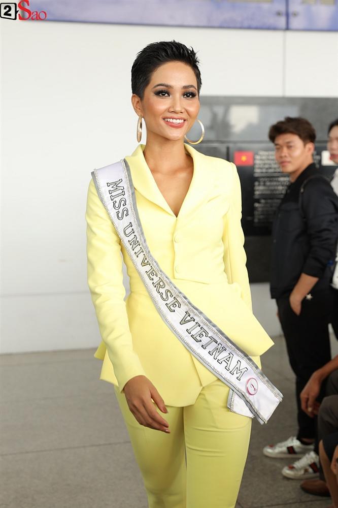 HHen Niê giương cao quốc kỳ, chào cha mẹ và đồng bào Ê Đê lên đường chinh chiến Miss Universe 2018-9