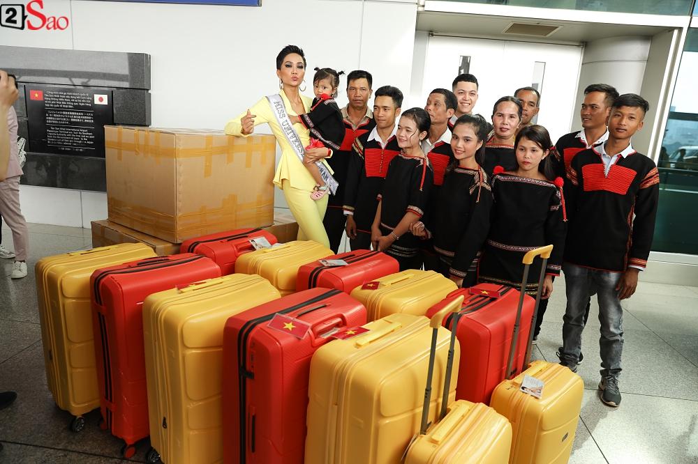 Cậy mang 12 vali chinh chiến nên chưa đầy 1 ngày, HHen Niê chiêu đãi fan 3 trang phục mang 3 sắc thái khác biệt-3