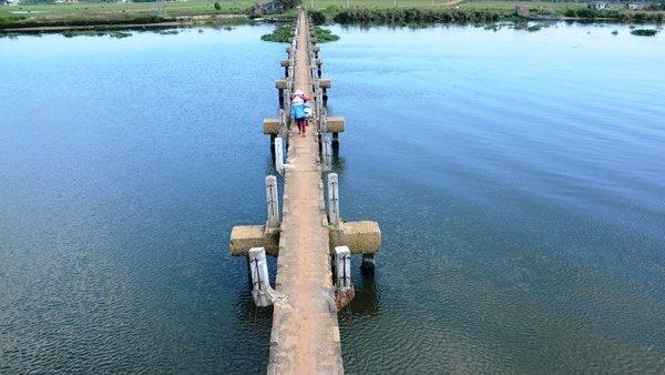 Đứng tim nhìn thanh niên loạng choạng lách qua cầu vĩnh biệt-1