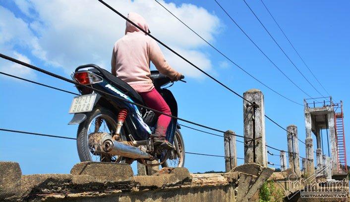 Đứng tim nhìn thanh niên loạng choạng lách qua cầu vĩnh biệt-6