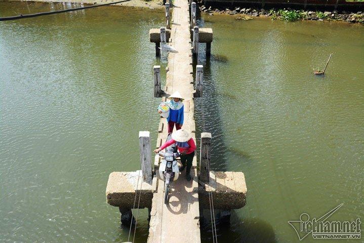 Đứng tim nhìn thanh niên loạng choạng lách qua cầu vĩnh biệt-11