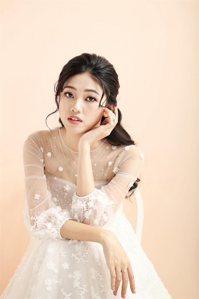 Váy cưới thì kín đáo thế thôi, bình thường á hậu Thanh Tú cực kỳ thích váy xẻ đùi cao tít tắp khoe đôi chân cực phẩm-3