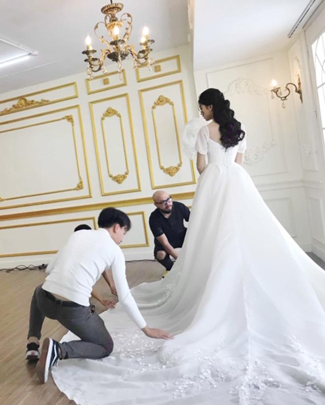 Lộ diện 3 mẫu váy biến Á hậu Ngô Thanh Thanh Tú thành công chúa trong đám cưới với CEO hơn 16 tuổi-4