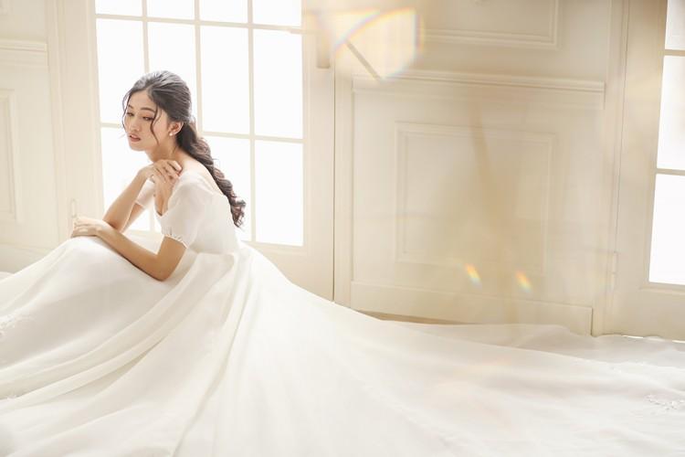 Lộ diện 3 mẫu váy biến Á hậu Ngô Thanh Thanh Tú thành công chúa trong đám cưới với CEO hơn 16 tuổi-6