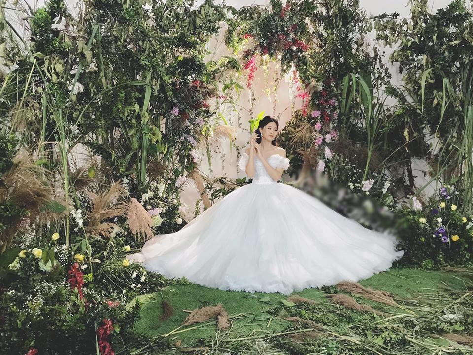 Lộ diện 3 mẫu váy biến Á hậu Ngô Thanh Thanh Tú thành công chúa trong đám cưới với CEO hơn 16 tuổi-2