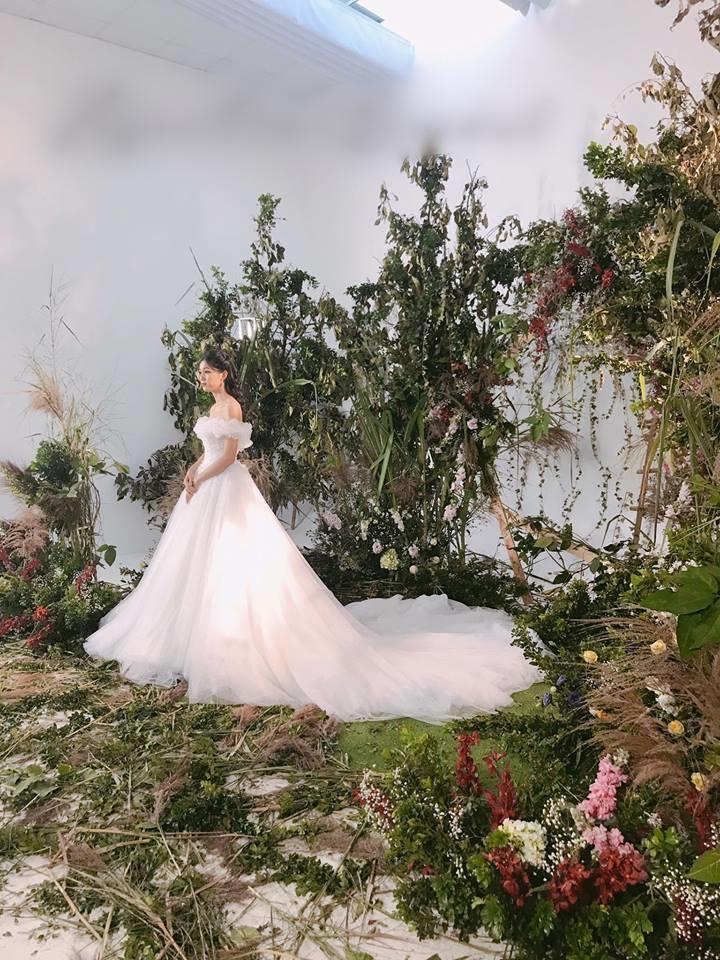 Lộ diện 3 mẫu váy biến Á hậu Ngô Thanh Thanh Tú thành công chúa trong đám cưới với CEO hơn 16 tuổi-3