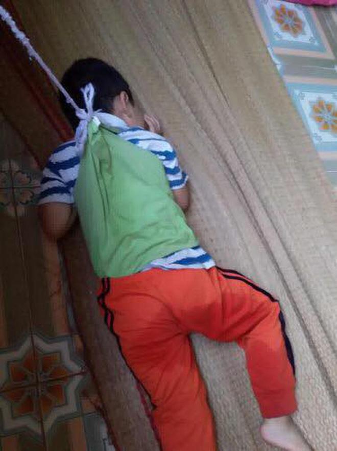 Phụ huynh chụp được ảnh bé trai 4 tuổi bị buộc dây vào người ở trường mẫu giáo, giáo viên nói: Ai đó đã làm việc này để đổ oan chúng tôi-1
