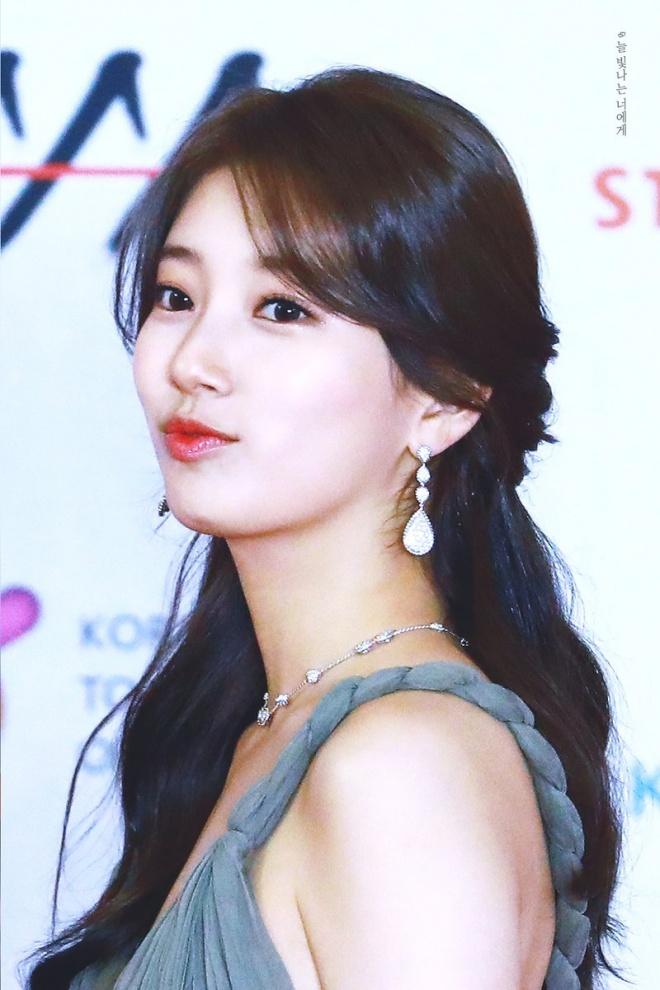 Fan sốc khi biết giá bộ trang sức Suzy đeo trên thảm đỏ ngày tái xuất-3