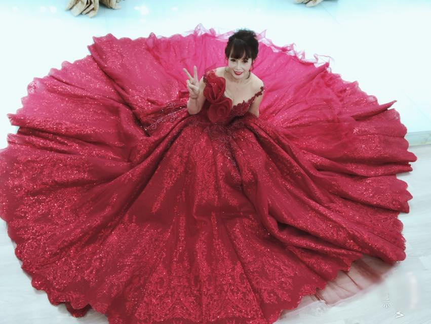 Hai ngày nhận 10 nghìn tin nhắn chửi rủa đến khóc ngất, cô dâu 61 tuổi viết tâm thư dằn mặt kẻ khẩu nghiệp-1